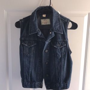 Levi’s women’s cropped vest